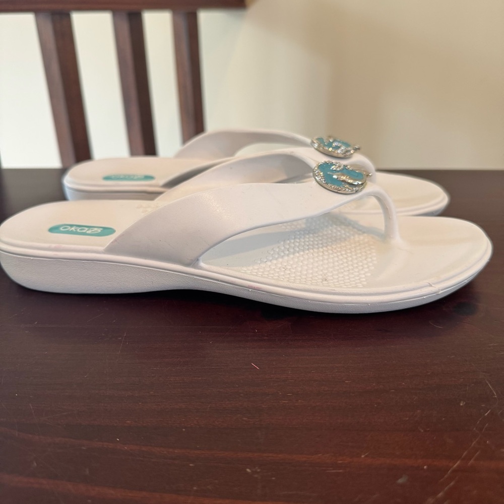 Oka B White Dolphins flip flops size Large (10-11) - Picture 4 of 10